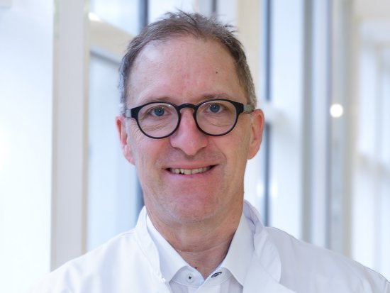 Portraitbild von Prof. Dr. Alexander Hyhlik-Dürr