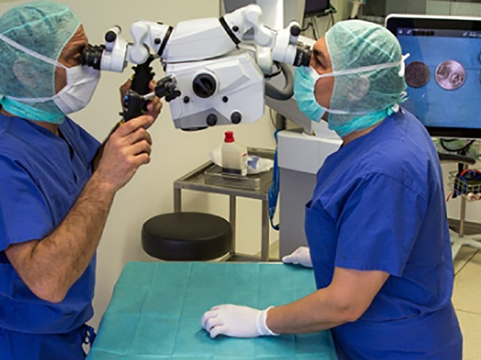 Zwei Fachärzte nutzen das neue Operations-Mikroskop