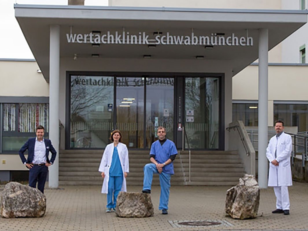 Klinikvorstand Martin Gösele und der ärztliche Leiter des MVZ, Dr. Jürgen Walter begrüßen die beiden neuen Fachärzte Dr. Wolfgang Oblinger und Dr. Janina von Rüden vor der Wertachklinik