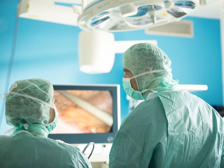 Zwei Fachärzte besprechen sich vor einem Monitor im Kompetenzzentrum der Chirurgischen Koloproktologie