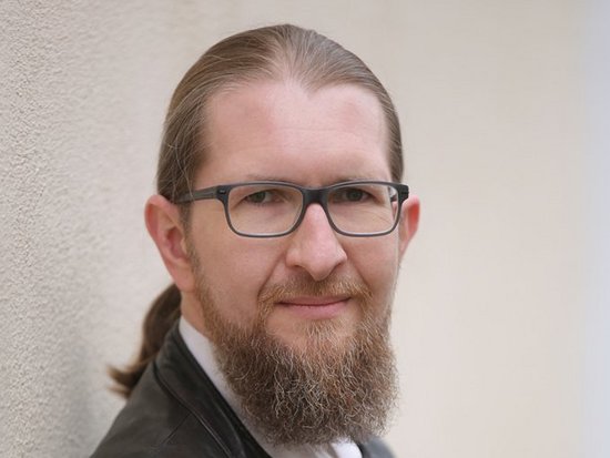 Portraitbild von Pfarrer Andy Gatz