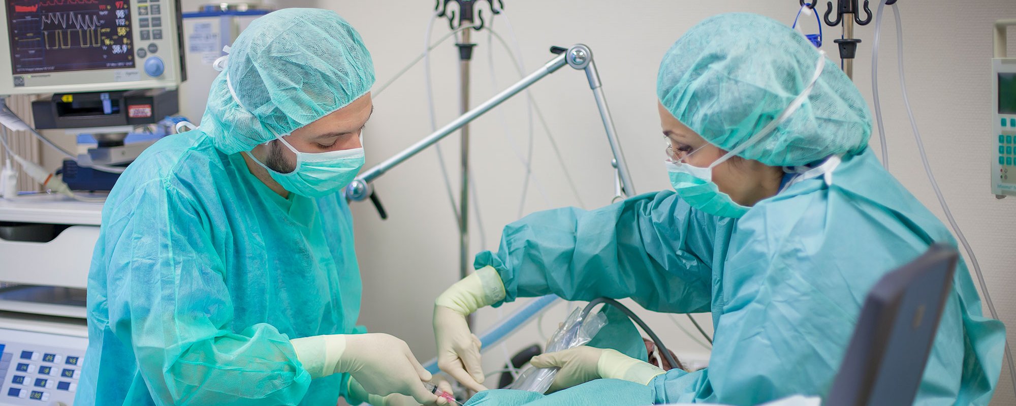 Zwei Ärzte der Wertachkliniken operieren einen Intensivpatienten